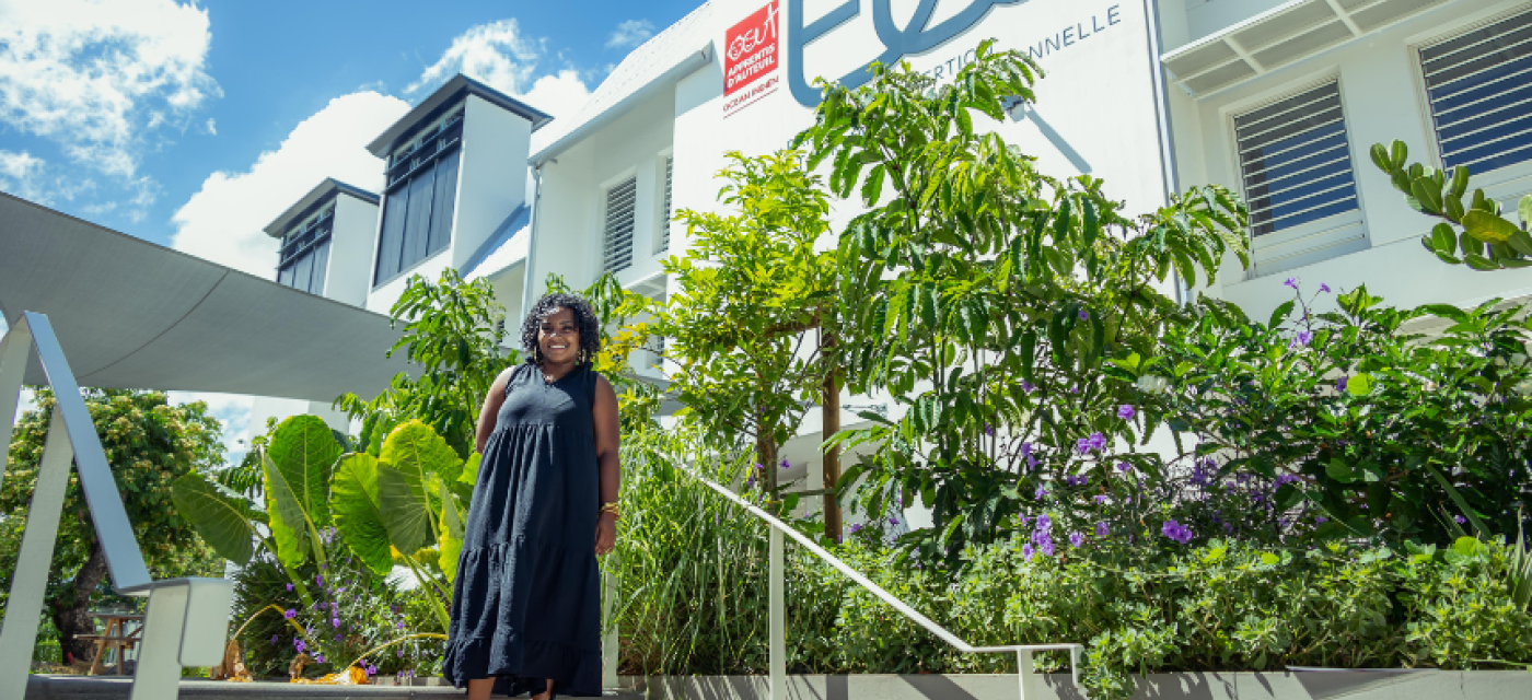 Jeune Skoliste face au campus Elie