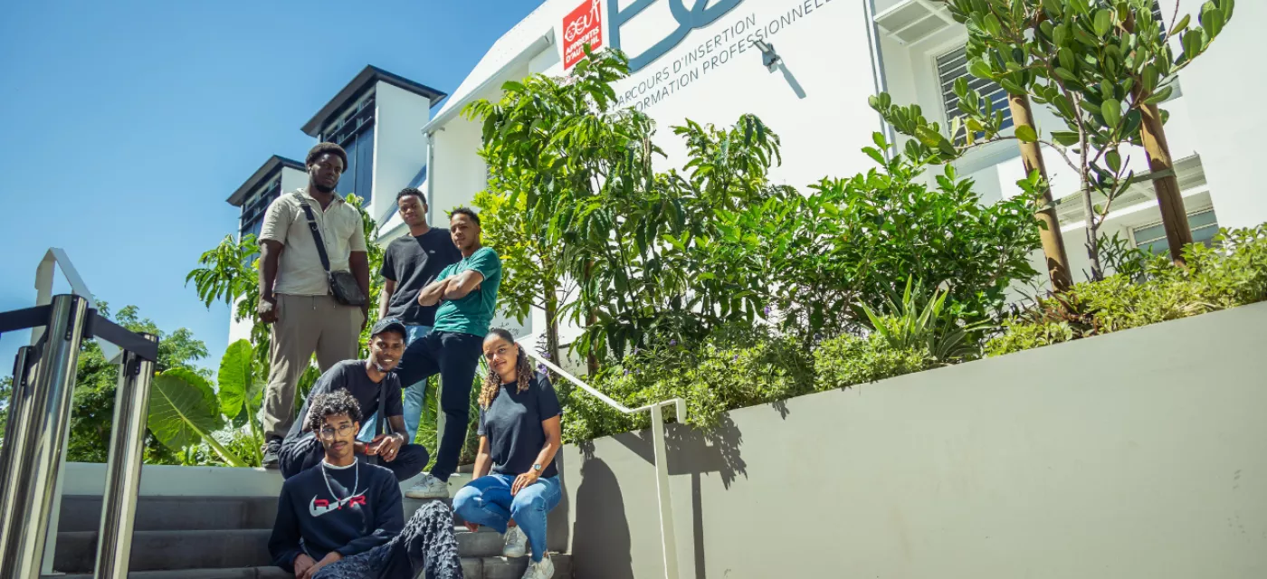 Jeunes skolistes en face du Campus Elie