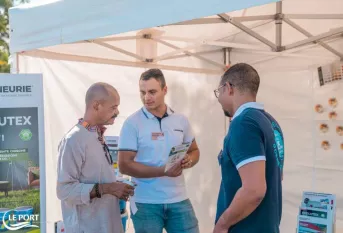 Exposants et visiteurs lors de la 1ère Journée Professionnelle de la Construction