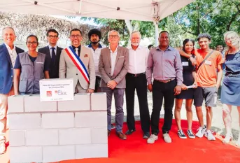 Pose de la première pierre