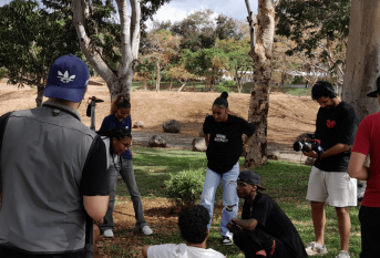 Des jeunes en coulisses du tournage