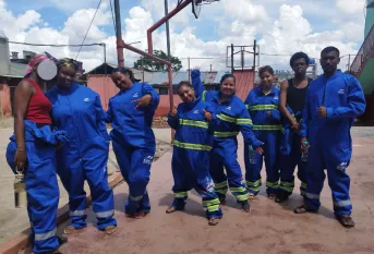 Jeunes équipés pour participer à un atelier poterie et menuiserie au Centre Energie