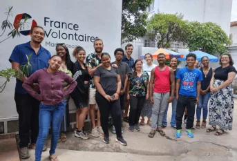 Les jeunes entourés par l’équipe de France Volontaires Madagascar