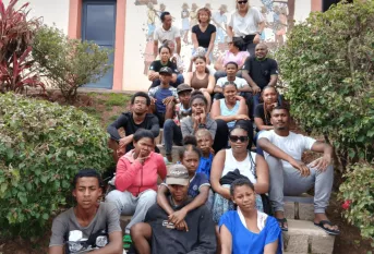 Visite de l’ONG Manda : les jeunes et quelques enfants accueillis dans le centre 