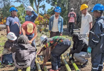 Les jeunes réalisent une structure en bambou