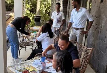 Elèves en activité lors de leur stage au Domaine de Grand Baie