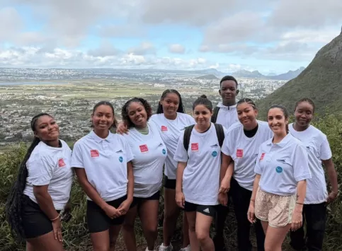 Les élèves et leurs accompagnatrices en randonnée à la Montagne du Pouce
