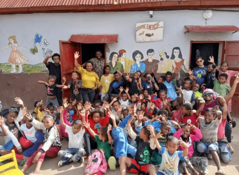 Les jeunes entourés des enfants du centre NRJ