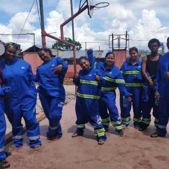 Jeunes équipés pour participer à un atelier poterie et menuiserie au Centre Energie